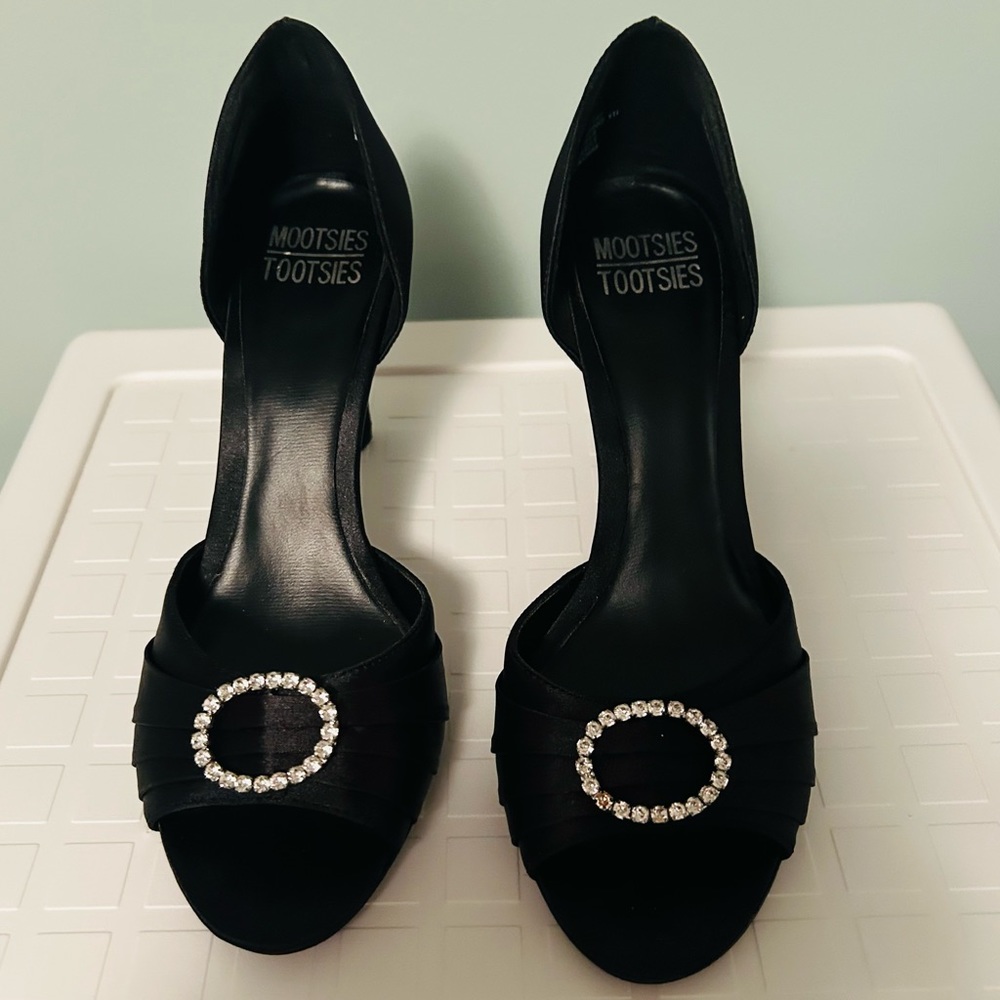 Black satin dress shoes with rhinestones detail. Size 7 1/2 medium.